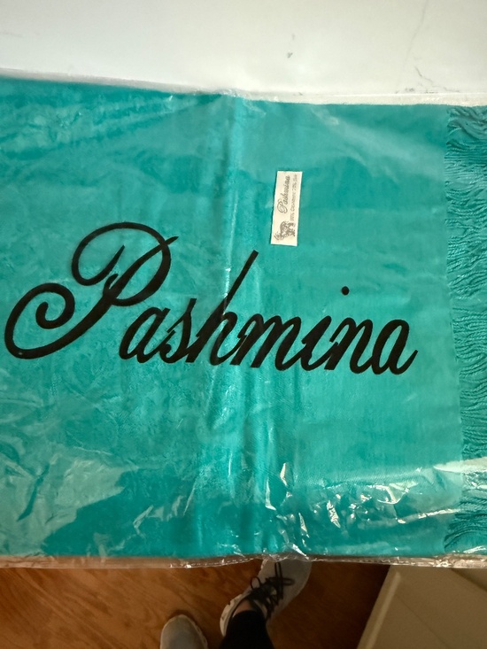 Pair of Cashmere and Silk Pashminas. Teal Blue and Lavender Purple. New in bag. - Picture 7 of 11